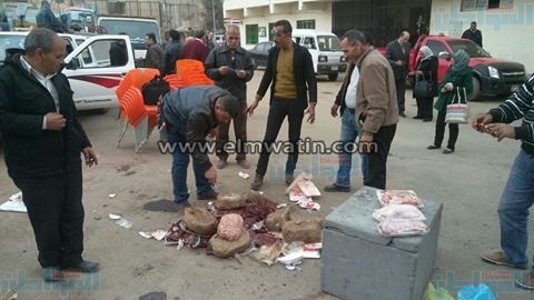 بالفيديو والصور.. رئيس حي السلام أول يشن حملة تفتيشية على اللحوم الغير صالحة