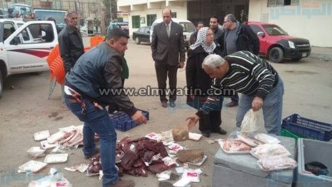 بالفيديو والصور.. رئيس حي السلام أول يشن حملة تفتيشية على اللحوم الغير صالحة