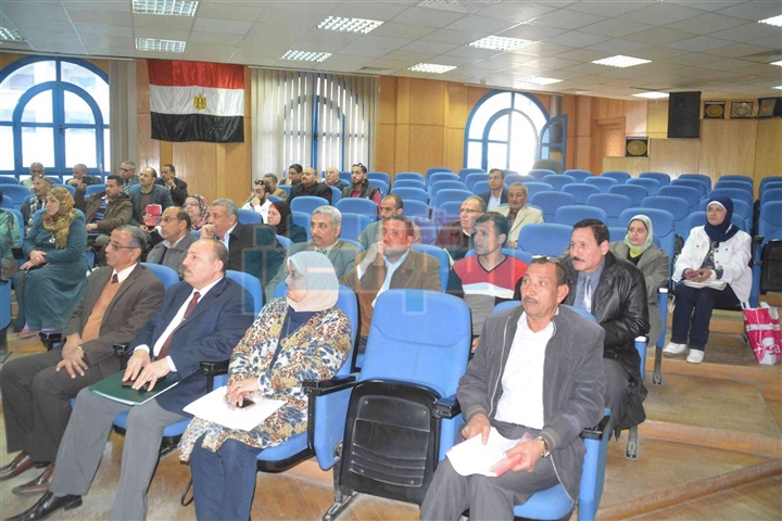 بالصور.. محافظ المنيا يناقش بروتوكول تطوير منظومة النظافة مع "الأهلية"