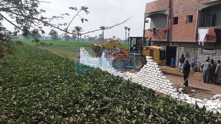 بالصور.. إزالة حالتين تعدي بالبناء على الأراضي الزراعية بمركز بني سويف