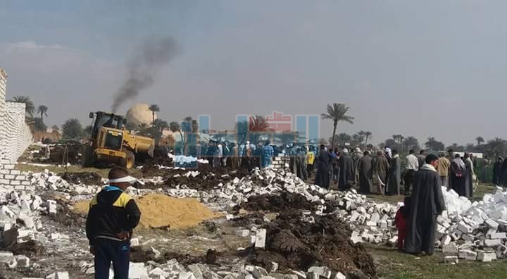بالصور.. إزالة حالتين تعدي بالبناء على الأراضي الزراعية بمركز بني سويف