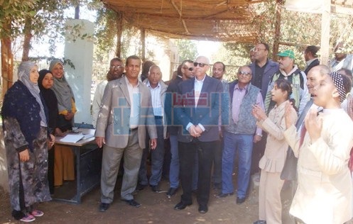 بالصور.. جولة لمحافظ أسوان بوحدة الغسيل الكلوي بمدينة الرديسية
