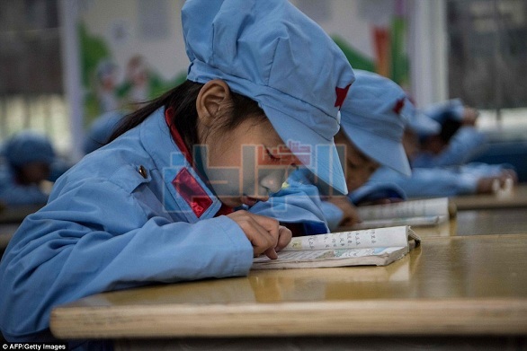 بالصور.. طلاب الصين يتدربون عسكريا بالمدارس بنظام مستوحى من الجيش الأحمر