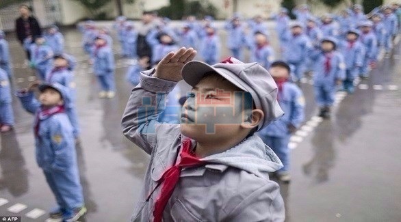 بالصور.. طلاب الصين يتدربون عسكريا بالمدارس بنظام مستوحى من الجيش الأحمر