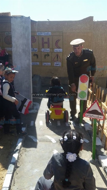 ندوة عن الوعي المروري في مدرسة معاذ بن جبل بالخارجة