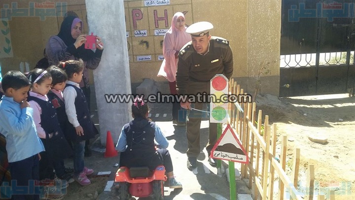 ندوة عن الوعي المروري في مدرسة معاذ بن جبل بالخارجة