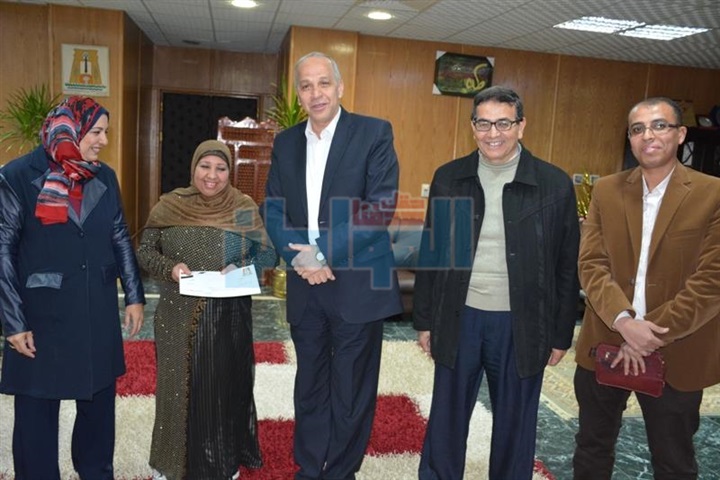 بالصور.. محافظ الوادي الجديد يكرم الفائزين بمسابقة "سكان بلدنا"