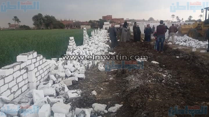 بالصور.. إزالة 28 حالة تعد على الأراضي الزراعية في قرية أبشنا ببني سويف