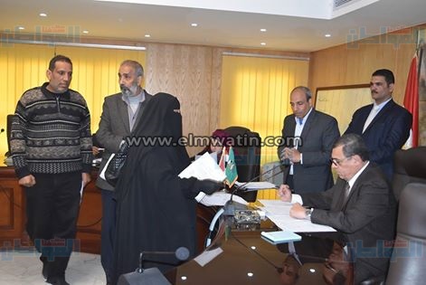 بالصور.. مساعدات مالية للأسر الأولى بالرعاية في الفيوم