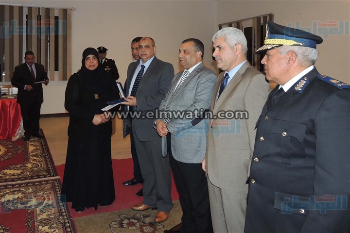 بالصور.. مديرية أمن السويس تكرم أسر شهداء الشرطة