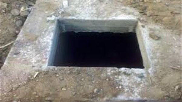 سقوط ثلاث اشخاص داخل