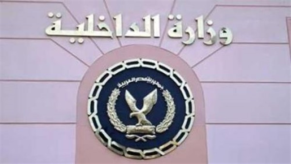 ضابط شرطة يعتدي على