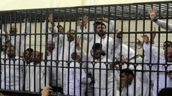 محاكمة 104 متهما