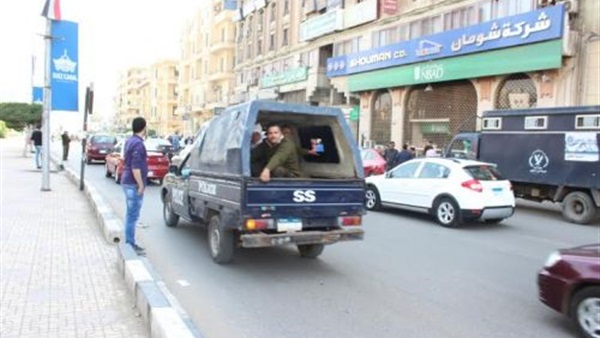 القبض على 12 متظاهرا