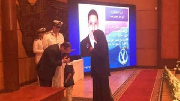 وزير الداخلية يكرم