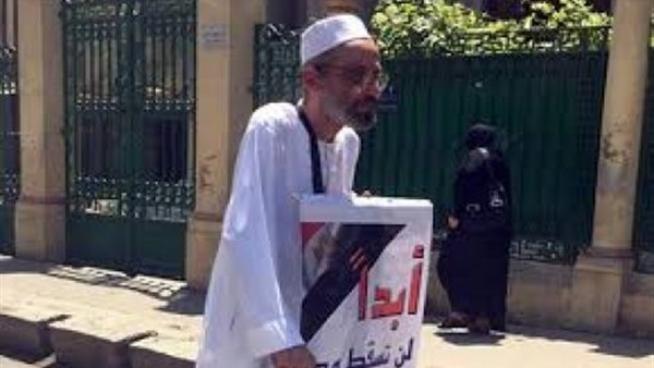 عجوز يجوب شوارع وسط