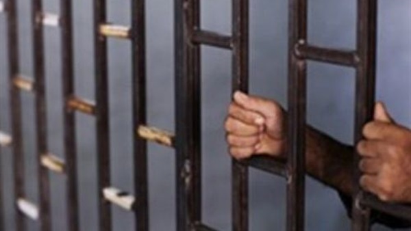 حبس 4 ضباط شرطة لاتهامهم