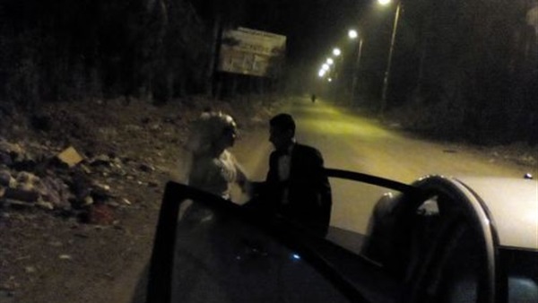 عروسان يحتفلا بزفافهم