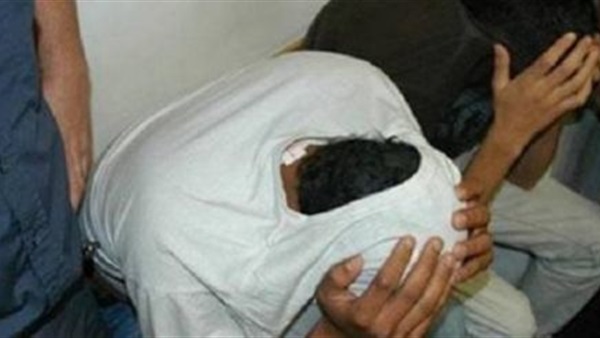 ضبط عامل وبحوزته