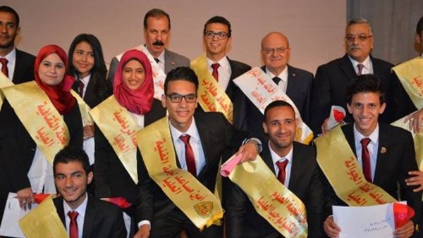بالصور..رئيس جامعة