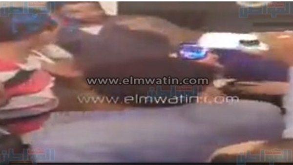 فتاة تضرب شاب بـ«الشبشب»