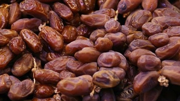 ضبط 33 طن بلح مجهول