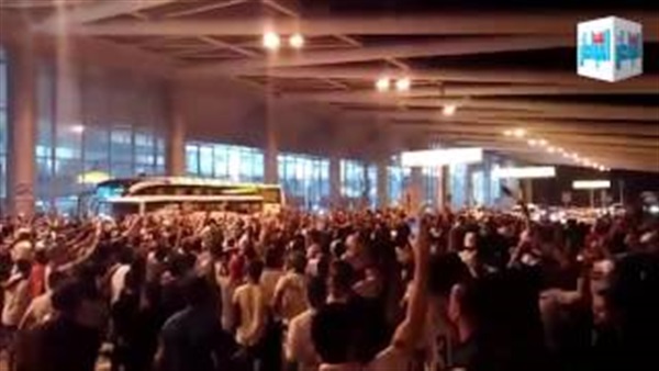 الجماهير تؤازر لاعبي