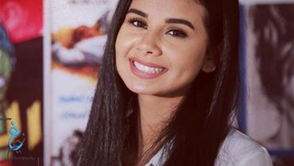 الفنانة الشابة منه