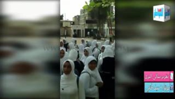 طالبات مدرسة تتظاهر