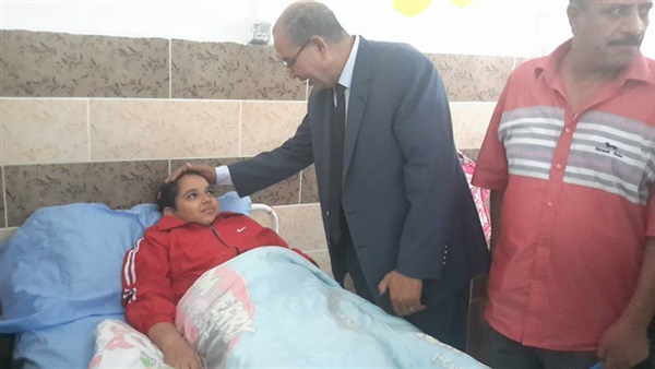 وكيل الوزارة بجانب