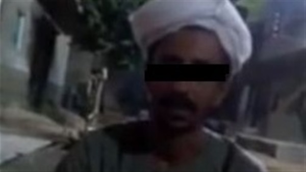 عامل يحرض ضد رموز