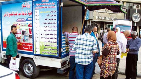 20 سيارة لتوزيع السلع