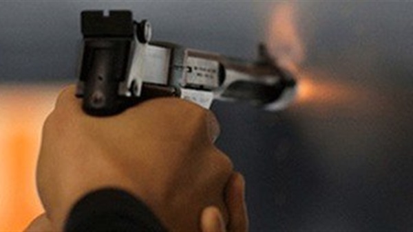 ضابط شرطة يطلق النار