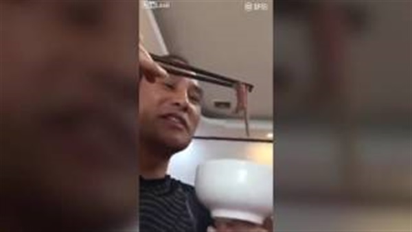 صيني يتناول دود