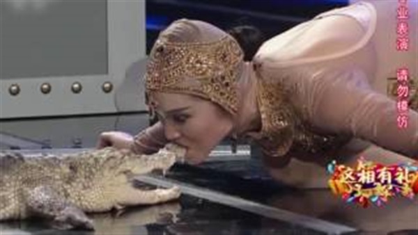سيدة تطبع قبلة على