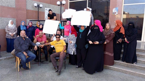 وقفة احتجاجية للعاملين