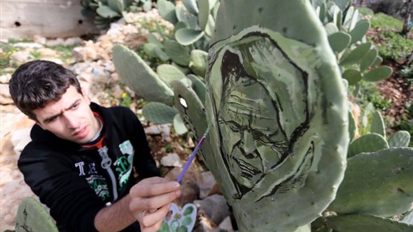 فلسطيني يجسد معاناة