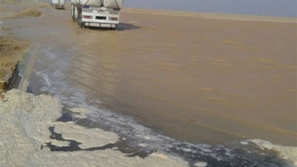 الأمطار تغلق طريقين