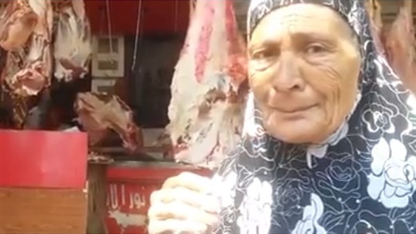 عجوز أمام محل جزارة:أمنيتي