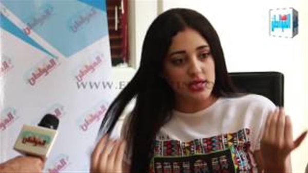 الفنانة الشابة دنيا