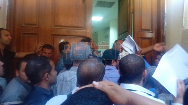 العشرات أمام الإسكان