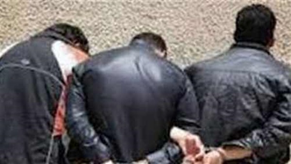 القبض على 3 عمال
