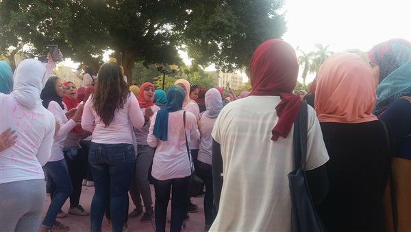 وصلة رقص بين طالبات