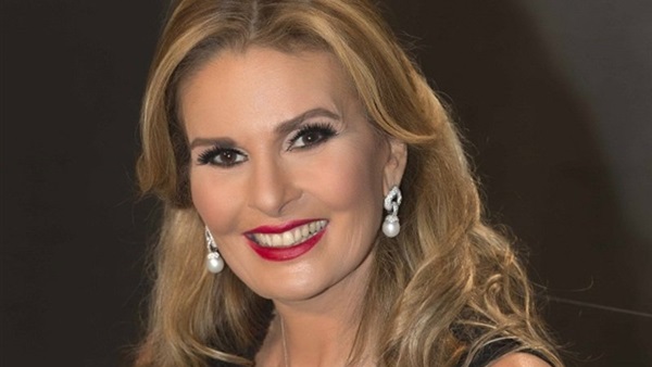 الفنانة يسرا