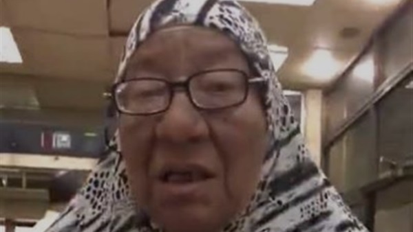 سيدة تدفع 100 جنيه