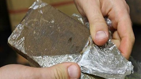 ضبط عاطل أثناء تهريبه