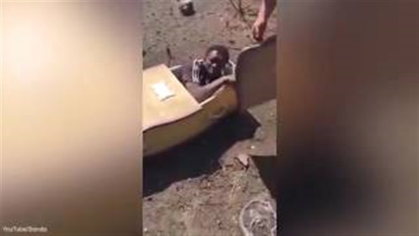 رجل أبيض يعاقب عامل