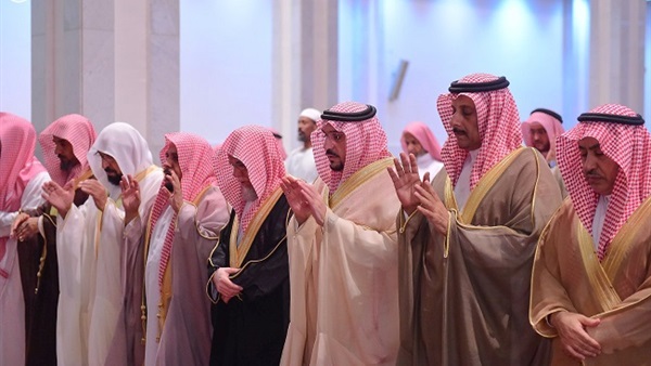 السعوديون يؤدون صلاة