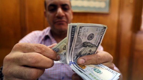 تراجع للدولار أمام