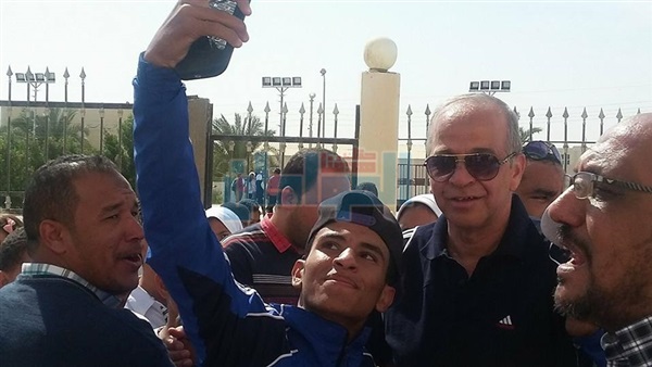 طلاب المدارس يلتقطون